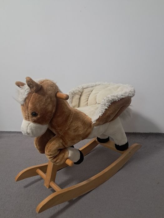 Jucarii ( casuta jucarii/papusi lemn,calut balansoar,girafa gonflabila