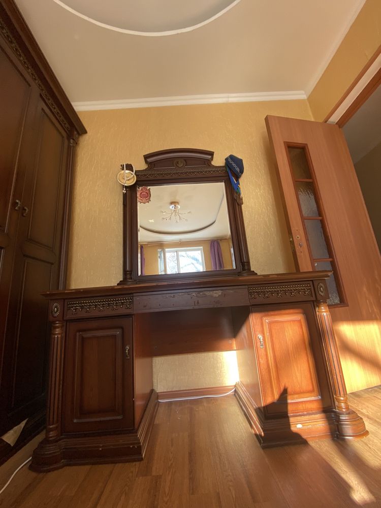 Стол для спальни шкаф с зеркалом,тумбочка,комод