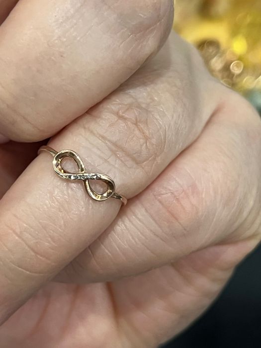 Продам оригинальный золотой комплект бесконечность