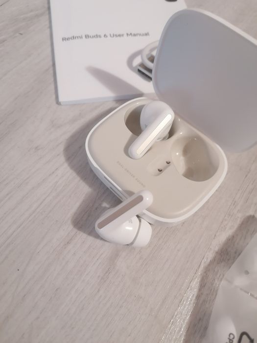 Xiaomi Redmi Buds 6, noi în cutie.
Preț de magazin 200 lei.