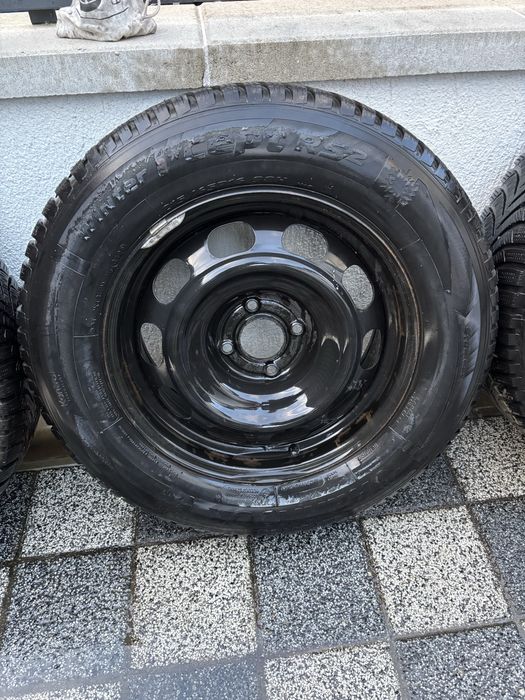 Vând set 4 roti Peugeot cu anvelope de iarna+capace+prezoane