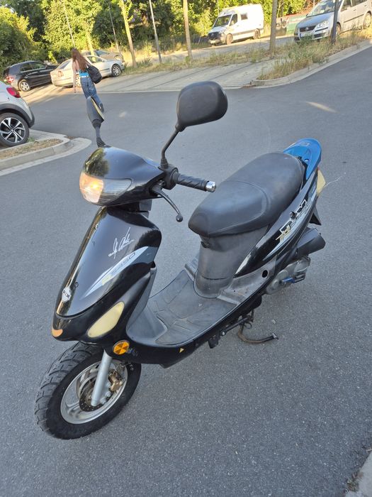 Vand Scuter in stare buna.