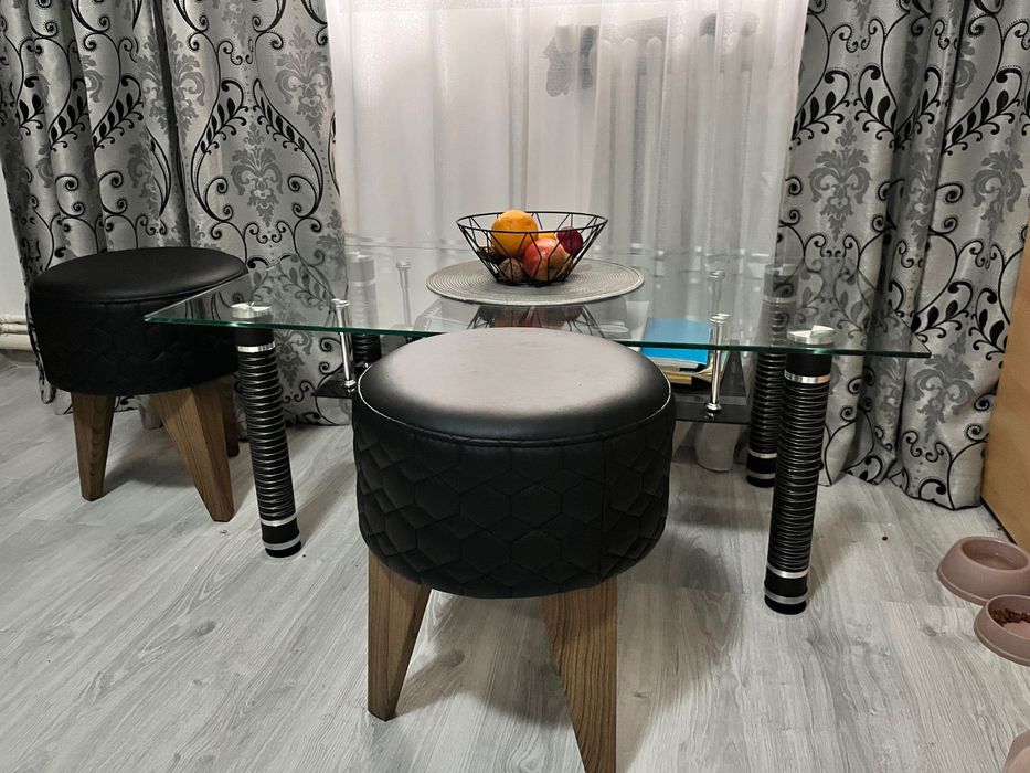 Măsuță de cafea din sticlă securizată+ 2 tabureți.