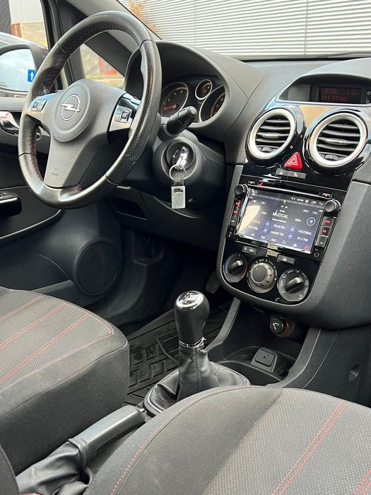 Vand Opel Corsa 1.4L Pachet Sport fabricatie 2012 impecabila urgent