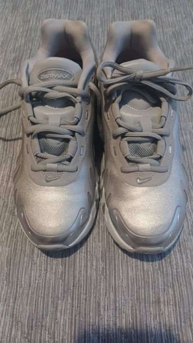 Продавам Дамски маратонк Nike