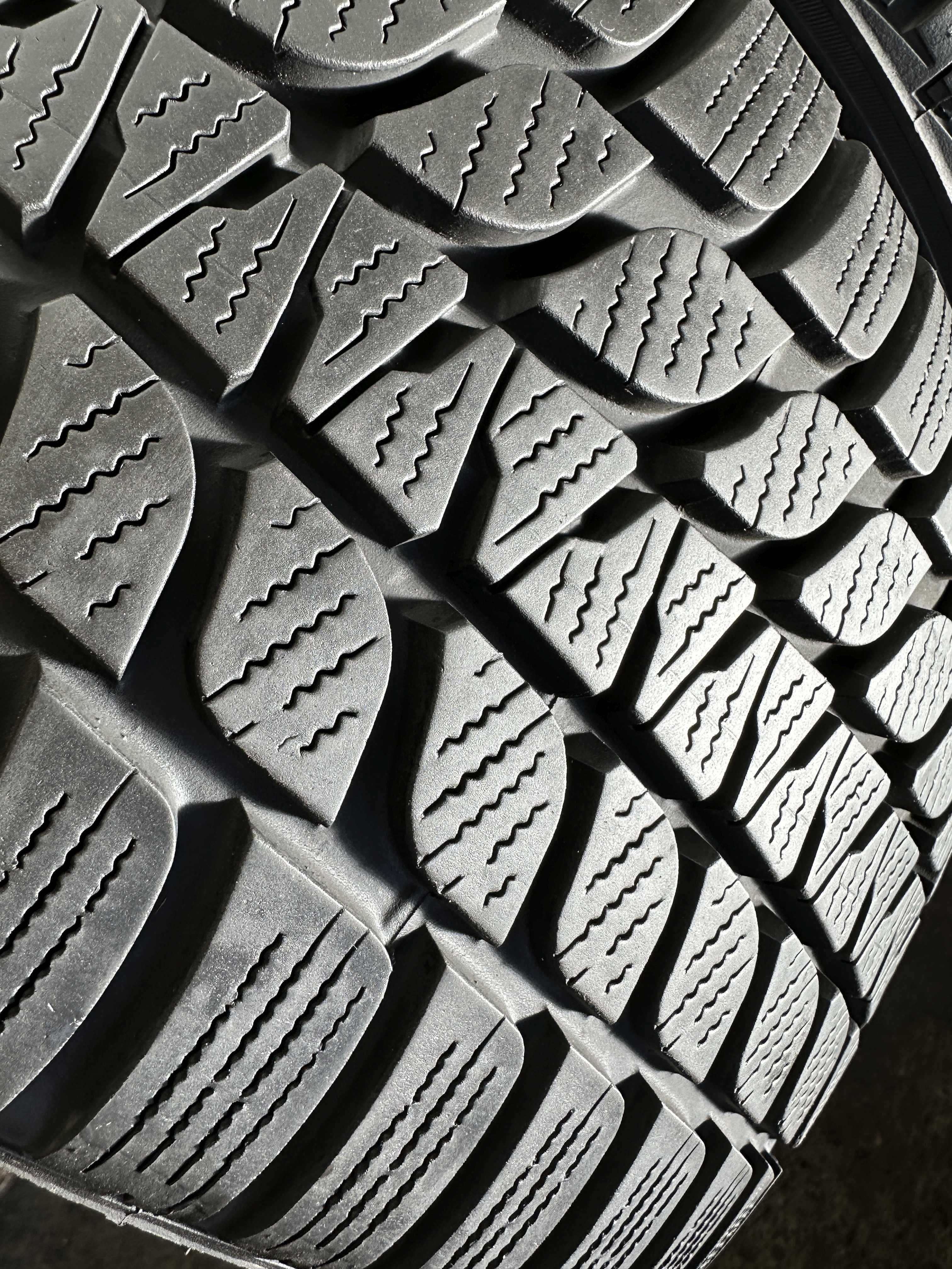 SET 2 Anvelope Iarna 225/40 R19 93V BRIDGESTONE Brizzak LM 25V