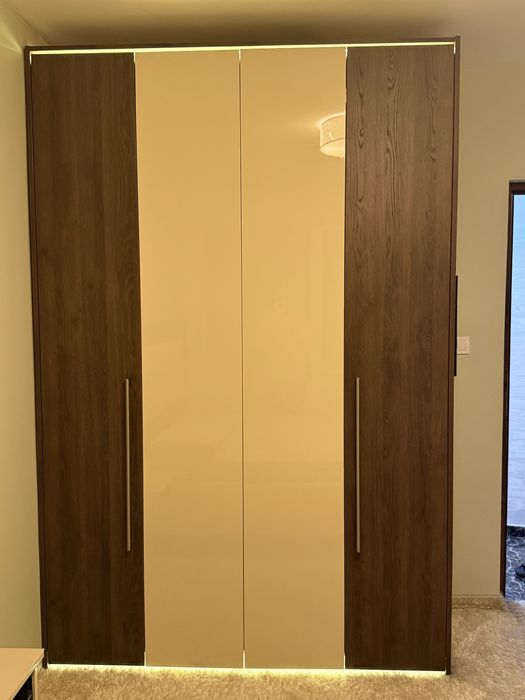 Гардероб с чупещи се врати