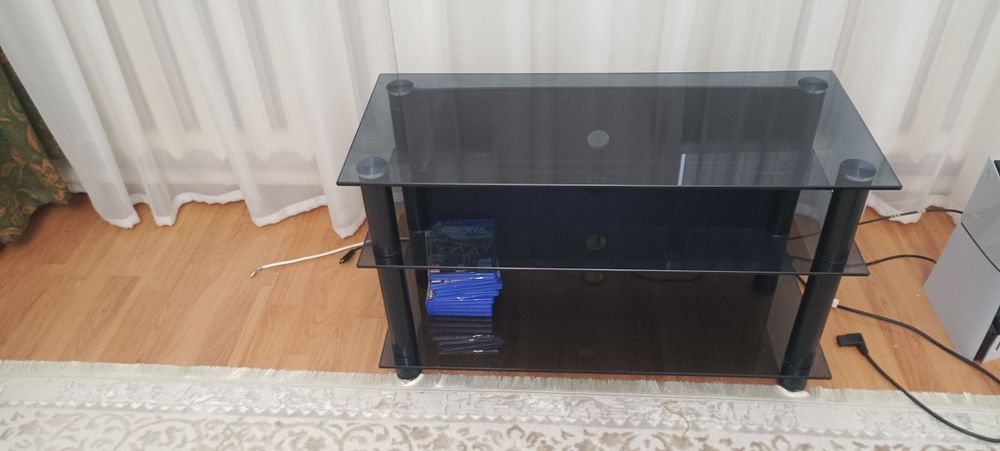 Продаётся стеклянный столик под телевизор