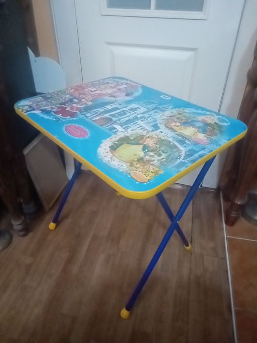 Стол детский и доска для мелков