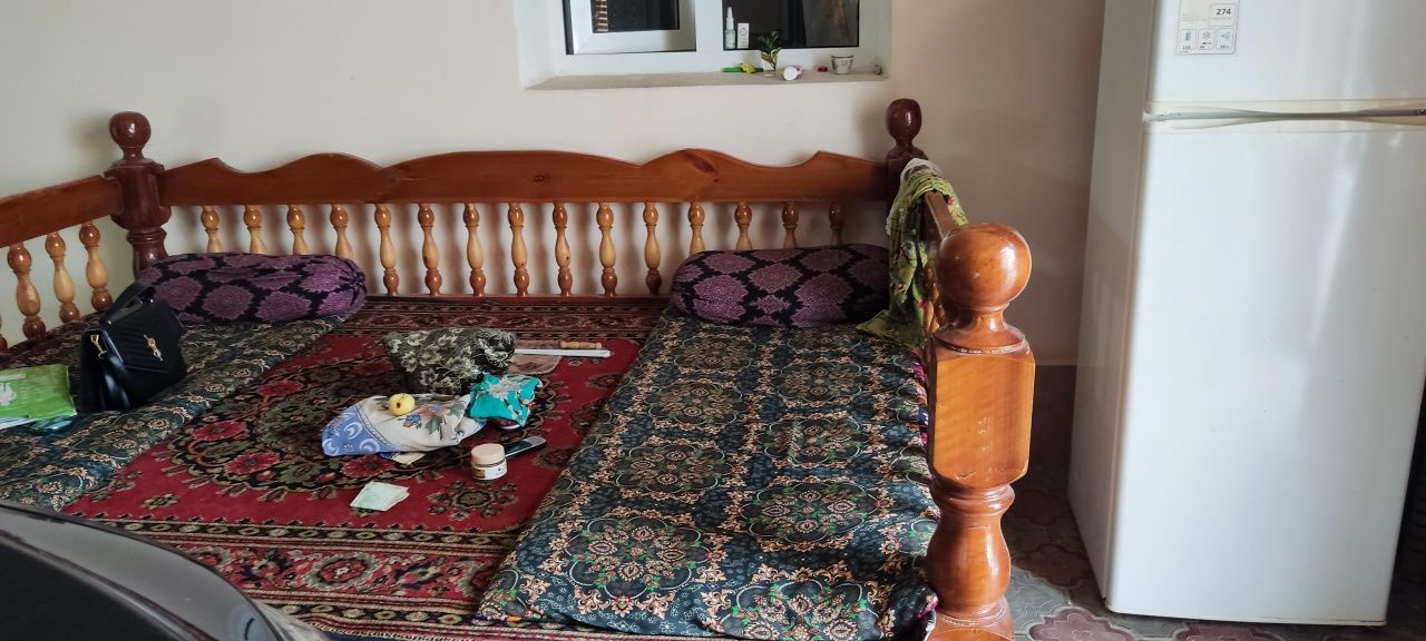 krovat sotiladi ikta yog'och xamda temirli