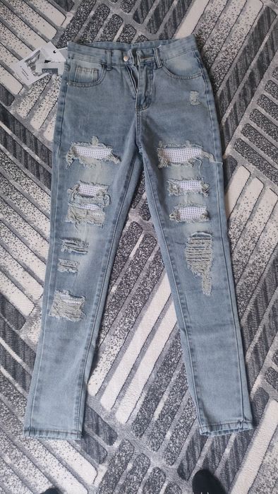 Blugi cu pietre amiri