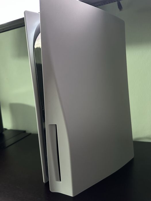 Vand consola PS5 cu disc