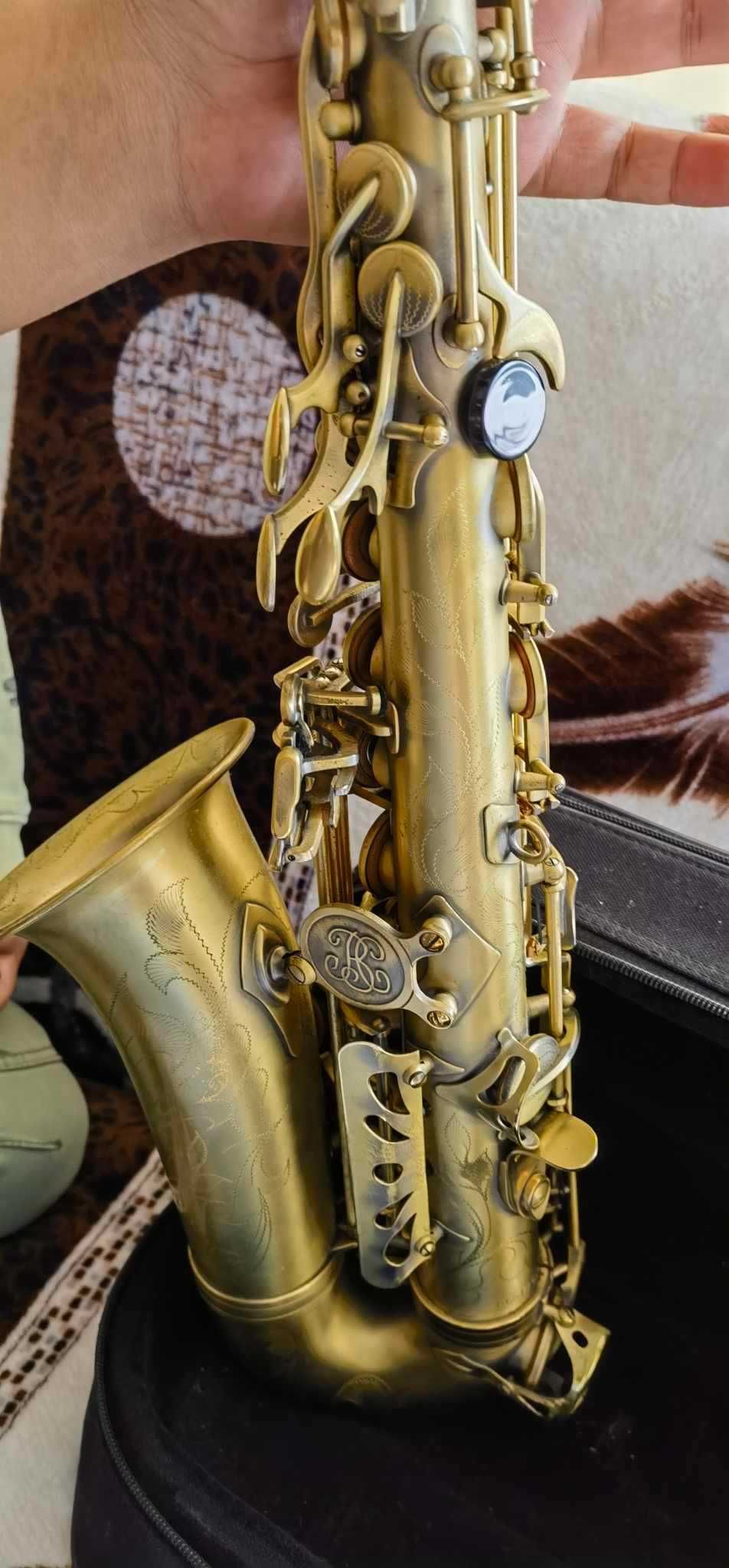 SE vinde 2 saxofoane si 2 flaute !!