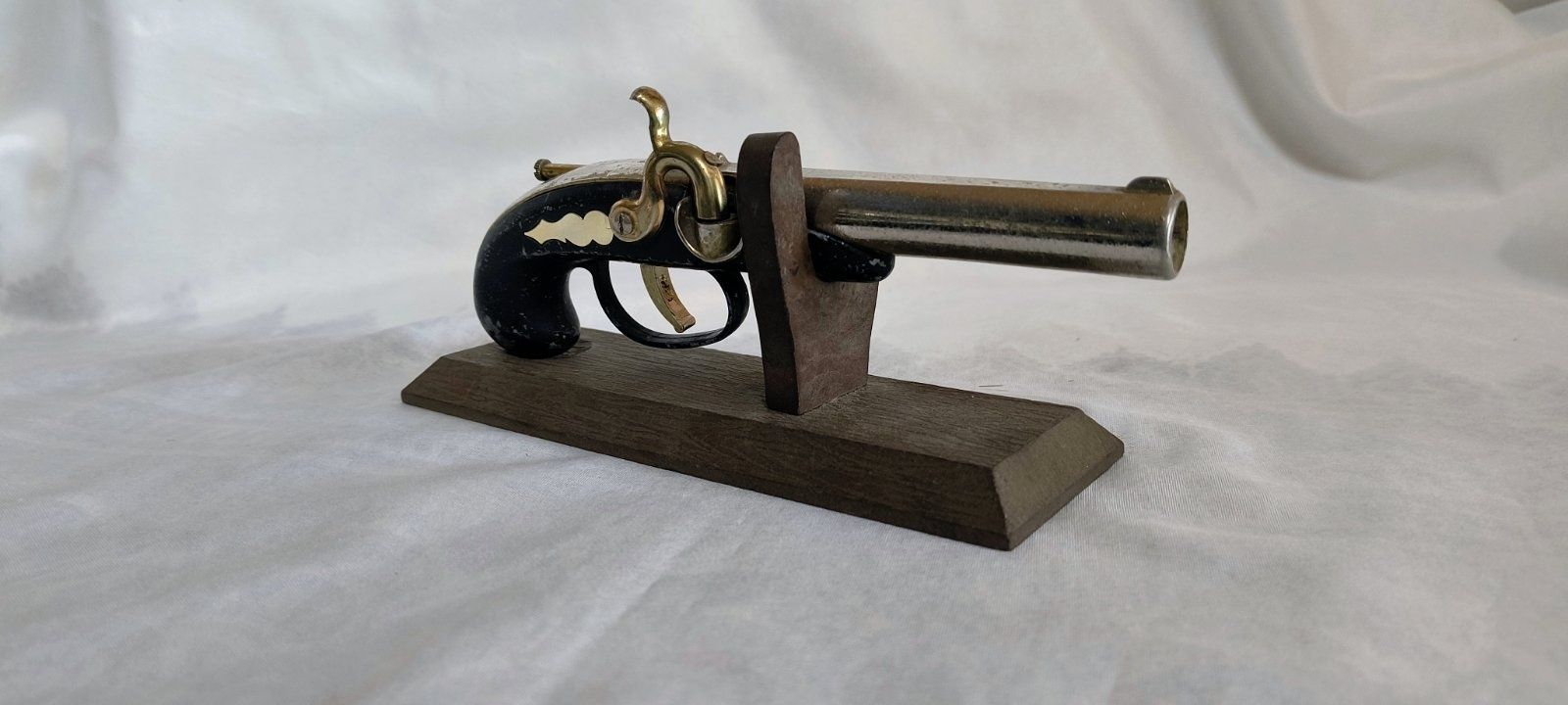 Стар месингов пистолет Derringer за украса и декорация