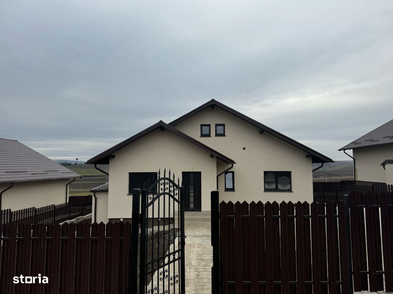 Casa individuala 2 bai 4 camere si beci - 500 mp teren