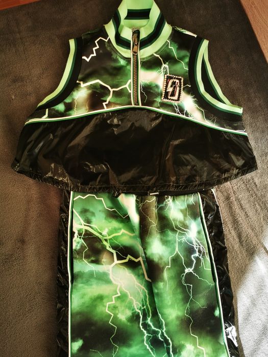 Дамски екип панталон и кроп топ.