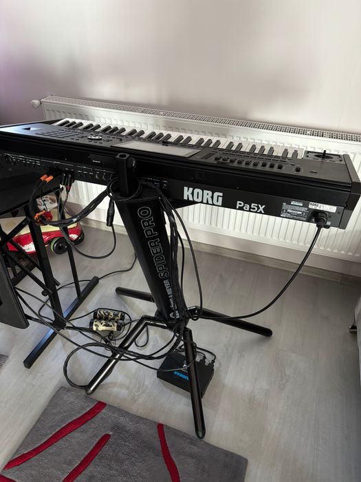 Korg pa5x   61 keys.  Nou