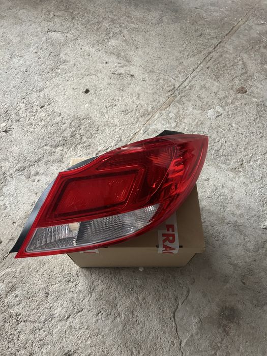 Se vinde tripla dreapta si oglinda dreapta Opel insignia 2011