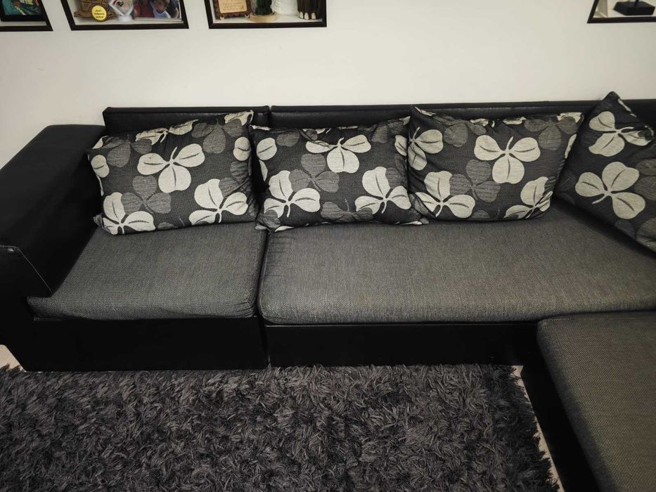 Ъглов разтегателен диван и 4 кожени стола