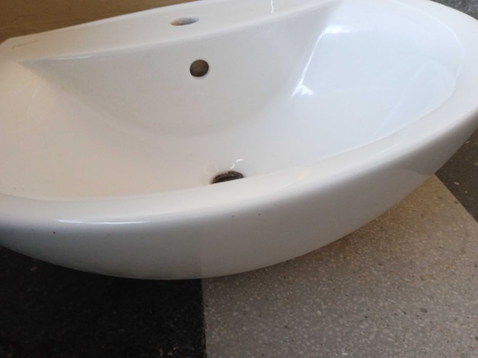 Фаянсова мивка за баня
