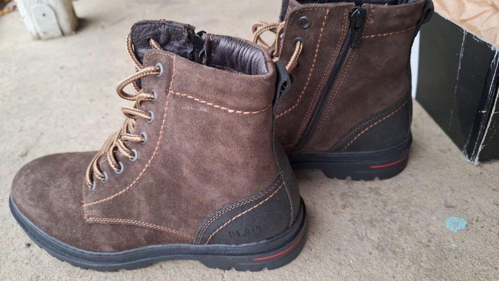 Vând ghete noi, The Zeus