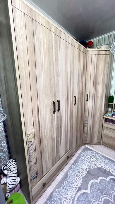 Продам угловой шкаф