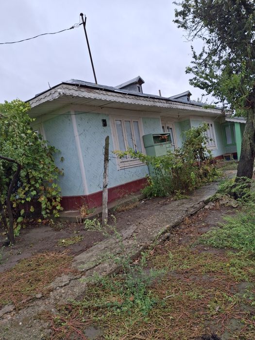 Vând casă bătrânească.