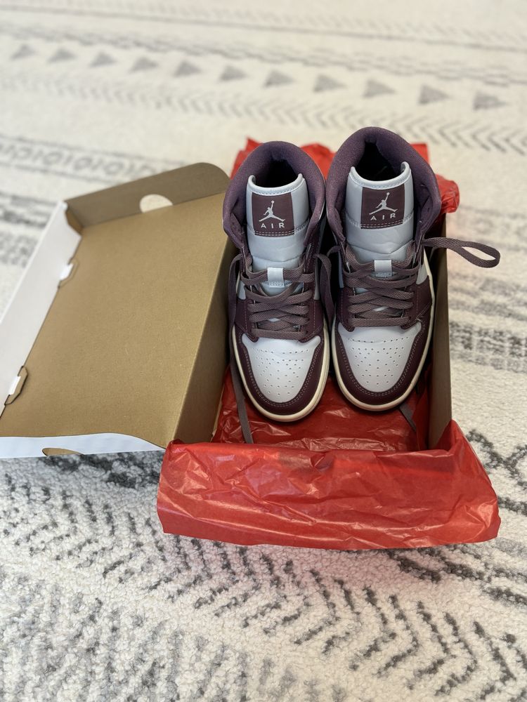Adidasi dama Jordan