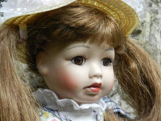 Pret redus, papusica din portelan fin ,grasuna si haioasa.