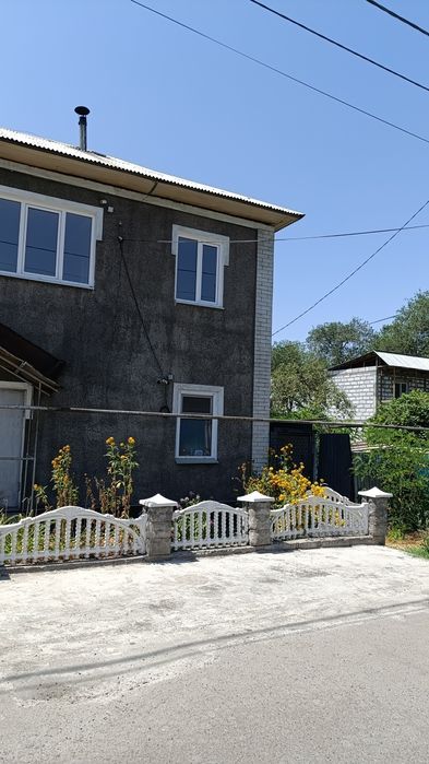 Недвижимость жилой 2-х этажный здание с жилой площ 131 м2 и кухоной 50