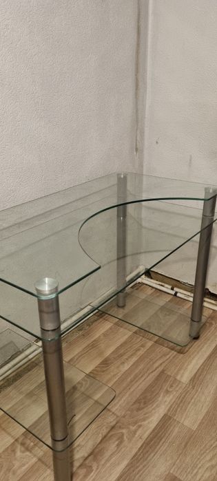 Продается стол компьютерный стеклянный