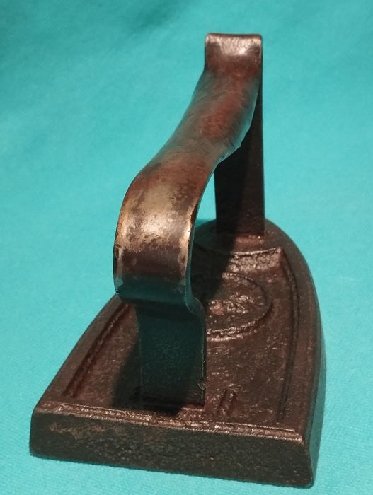 Fier de călcat  francez din fontă(1800)
