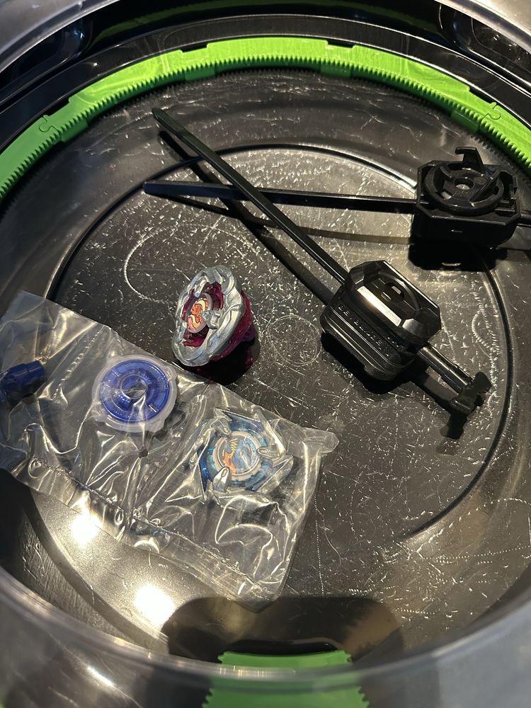 Beyblade stadium с два бейблейда