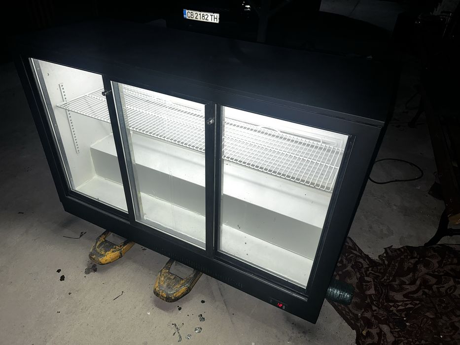 Подбарова хладилна витрина 3врати