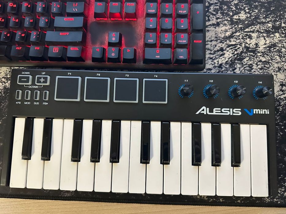 MIDI клавиатура Alesis