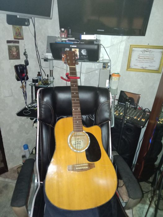 Продам гитару 6 струн