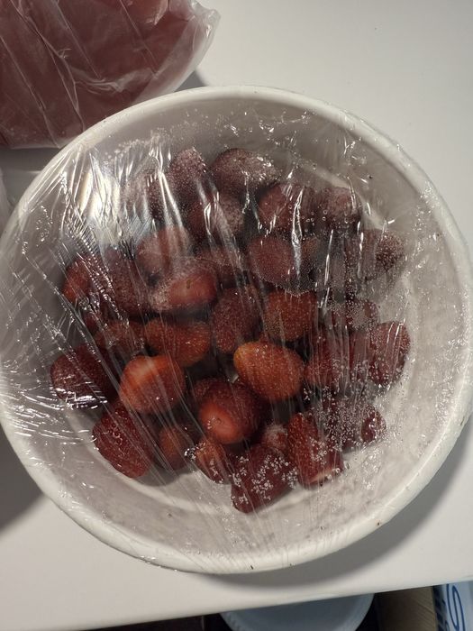 Замороженная очишенная клубника. Пюре клубники