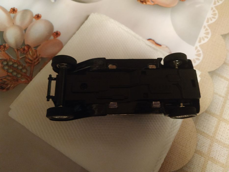 Продаю.игрушечную машинку.черного.цвета