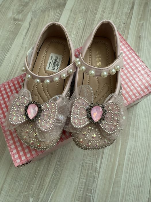 Босоножки 28 размер, ободок подарокка беремін.