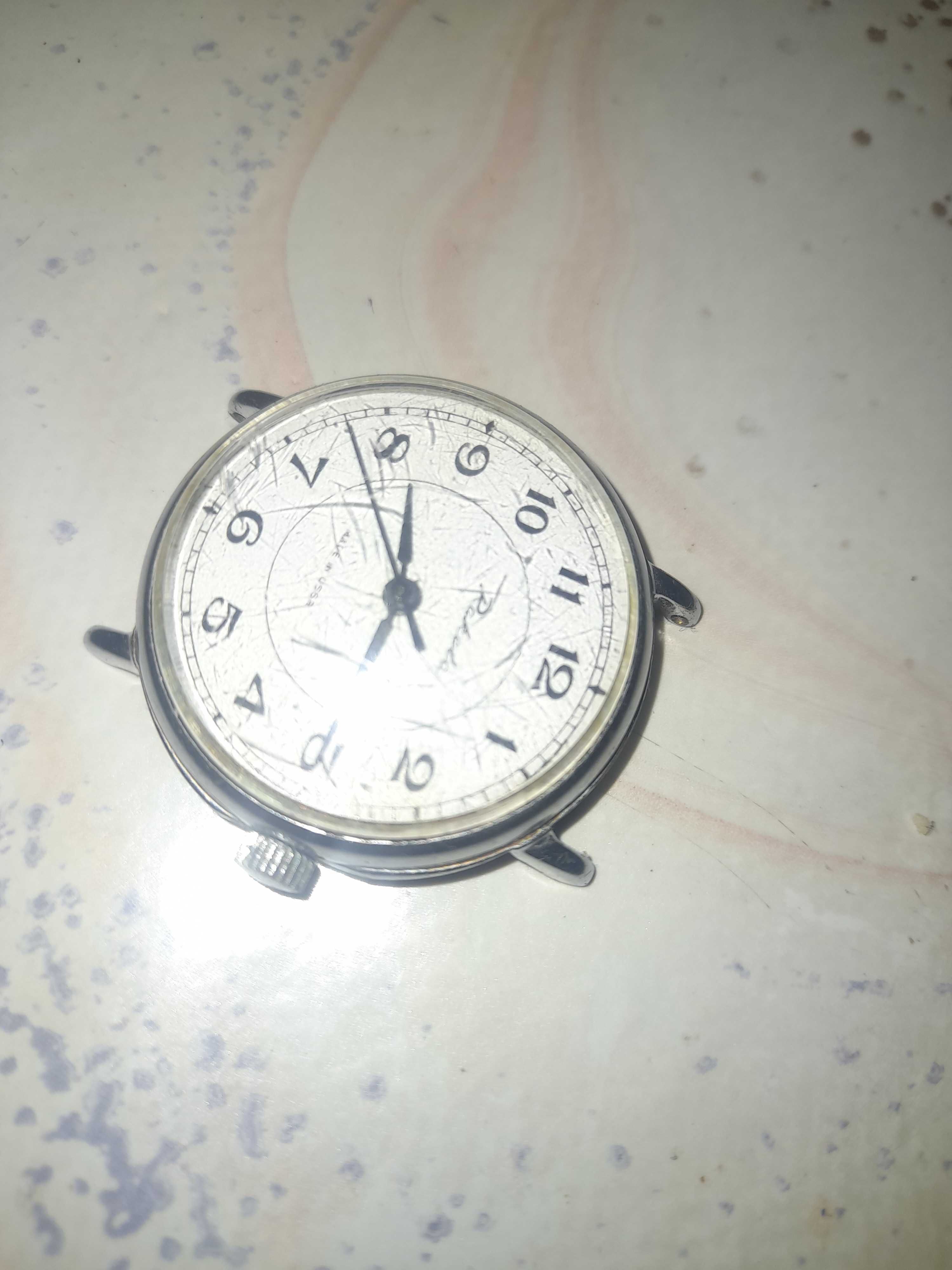 стар часовник raketa с вечен календар