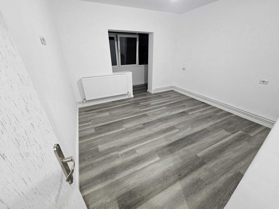 Vand apartament complet renovat cu 3 camere