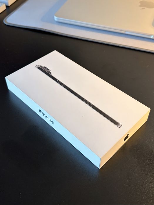 Продавам iPhone Air Space Black 256 GB + Apple Bumper Case