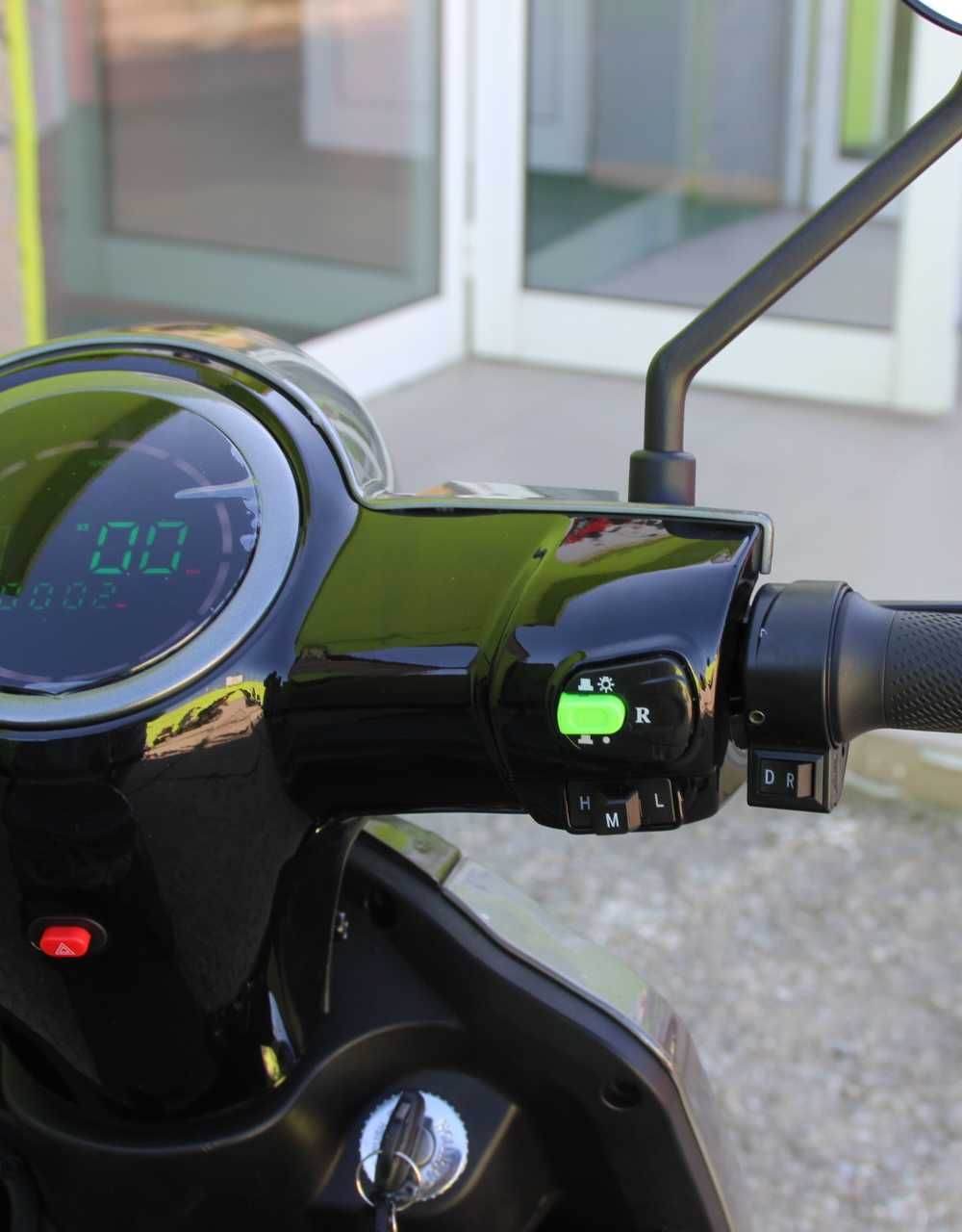 Електрическа триколка Maxmotors FM2 PRO 1800W сив металик