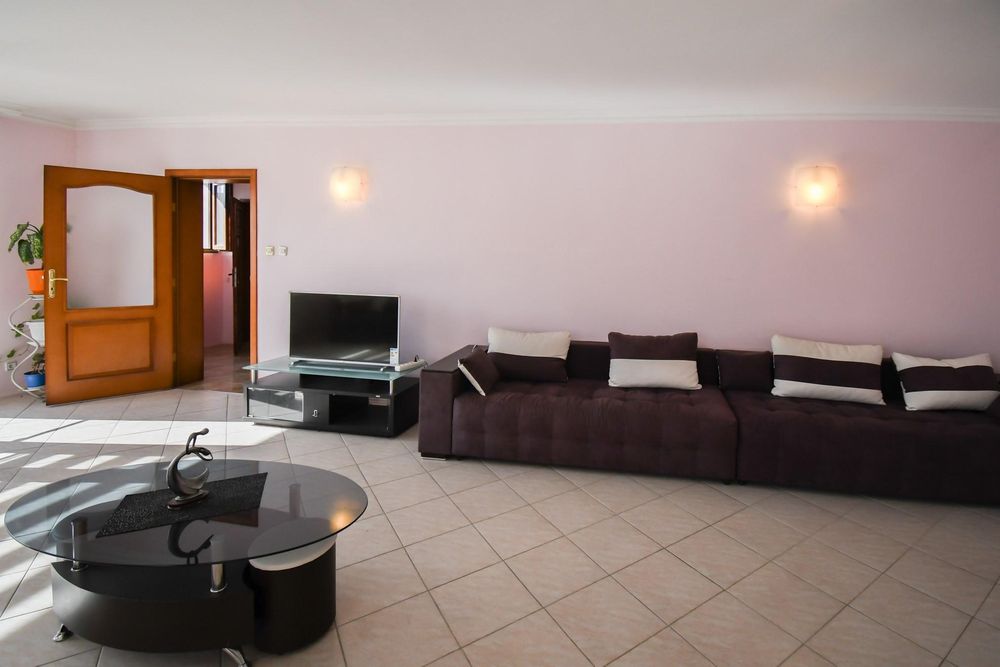 Дава се под наем Етаж от къща в София, Надежда 4 - 150 кв.м за 1495.83 € - Снимка #1