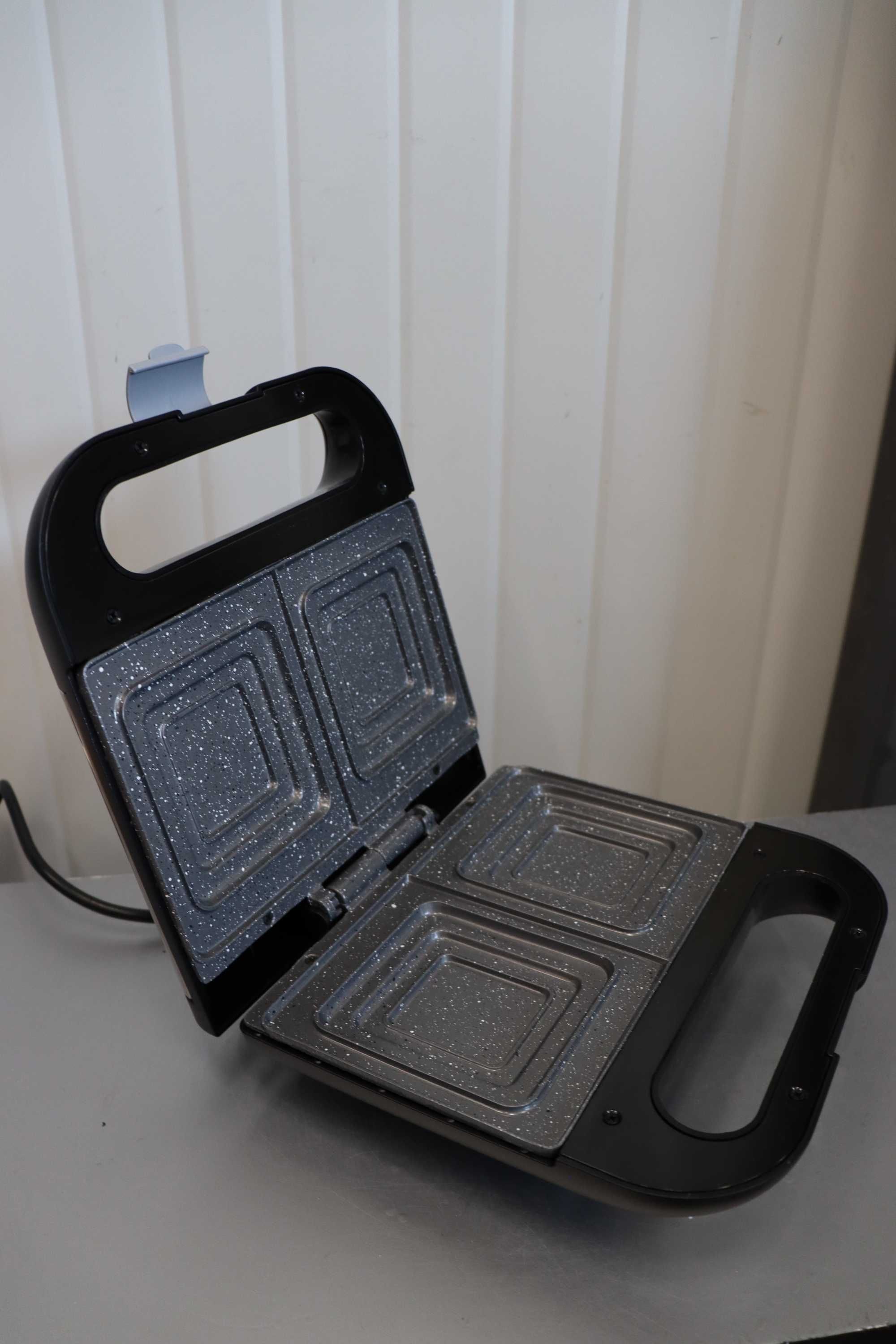 Сандвич грил Cecotec Rock'n Toast, покритие RockStone, 750W, ПРОМОЦИЯ!