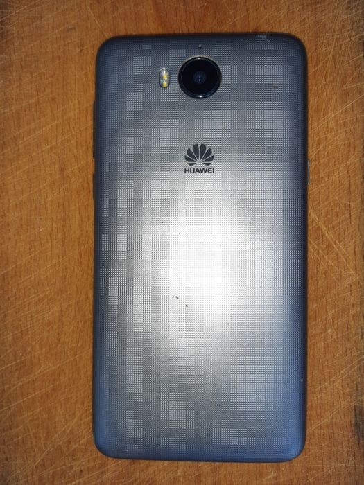 Huawei y6 2017 година.