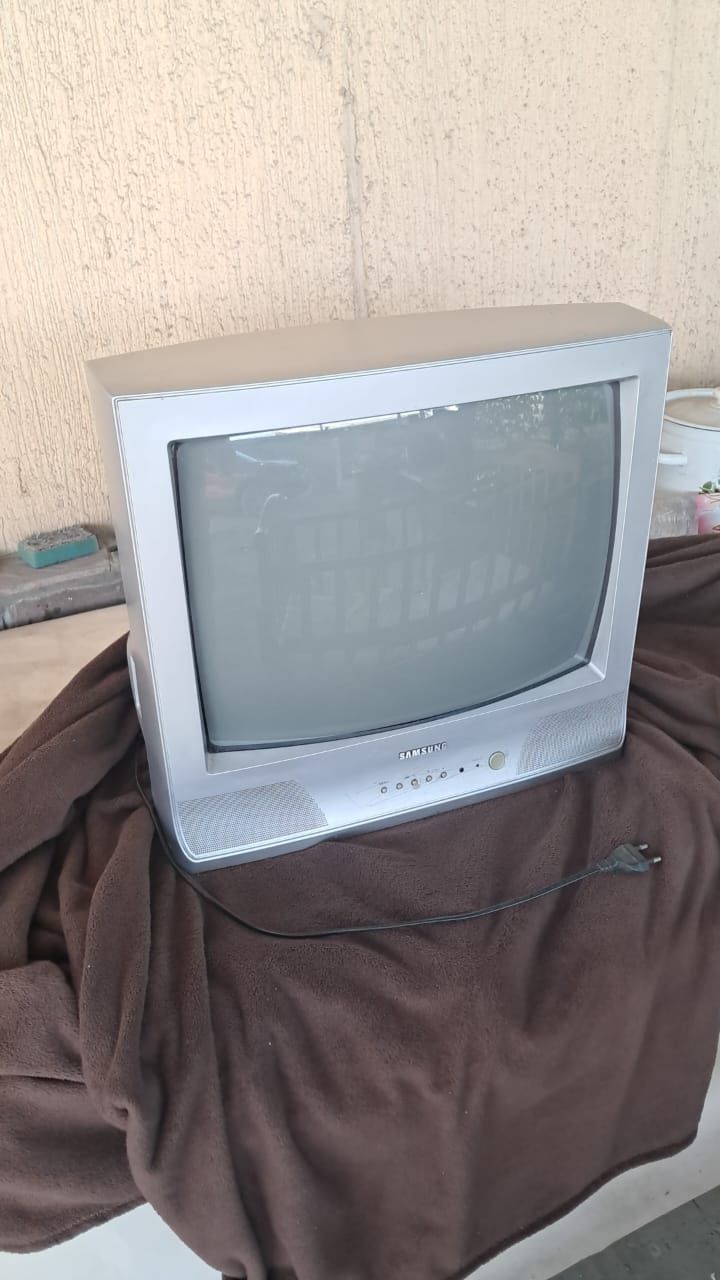 Манеж, телевизор, диван,камод продам мебель б/у
