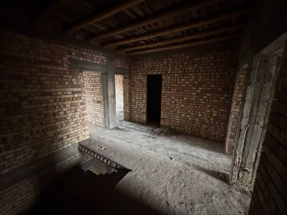 ПРОДАЁТСЯ КОТТЕДЖ — есть потенциал для создания уютного дома.