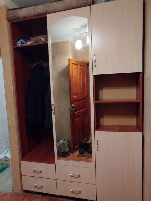 Продам шкаф в прихожей