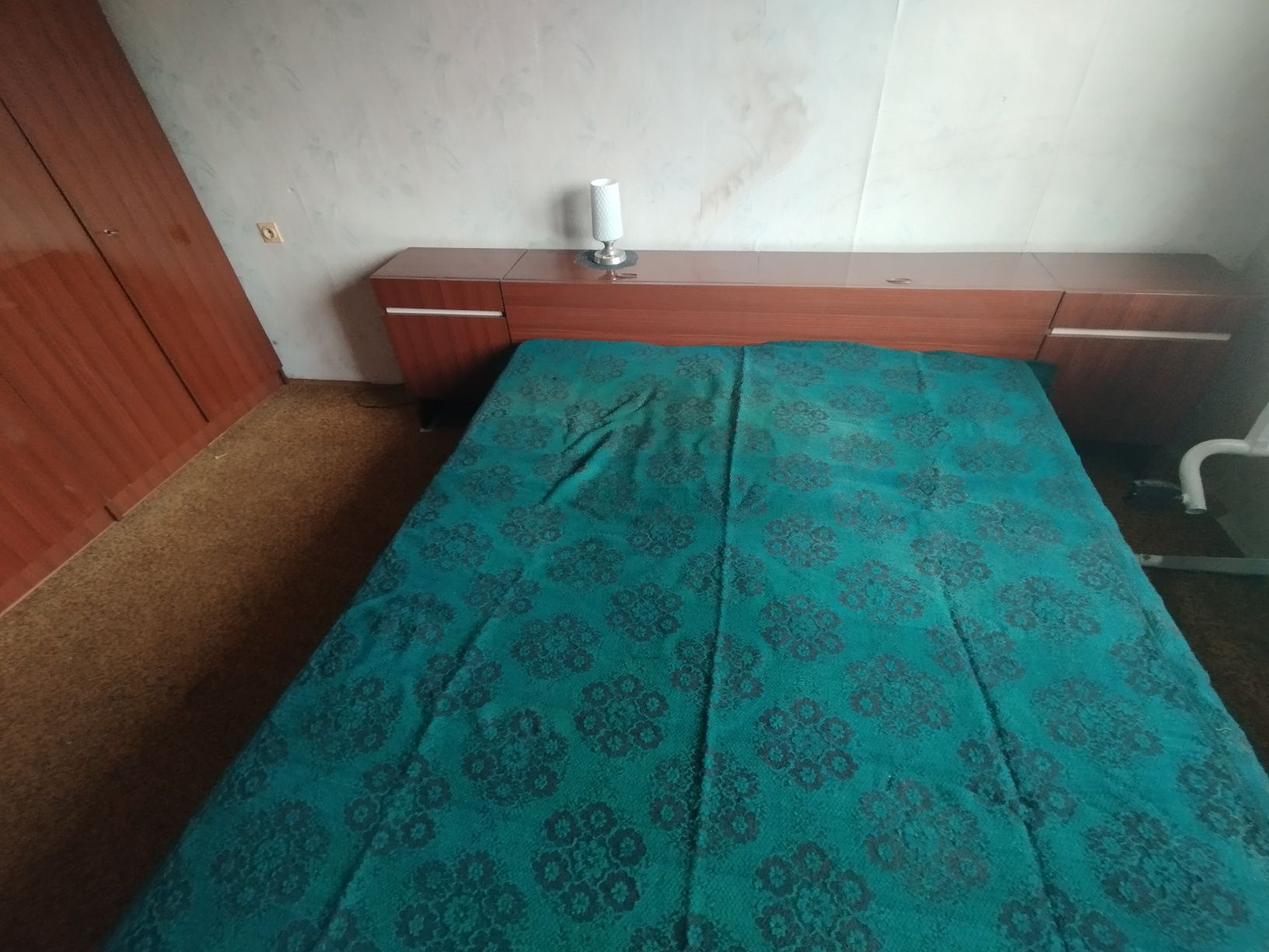 Продавам спалня с подматрачни рамки и ракла + нощни шкафчета
